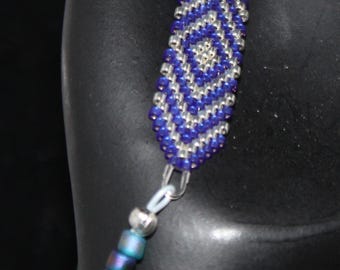 Pulsera elástica con cuentas de color azul verdoso con chevron tejido en azul y plata
