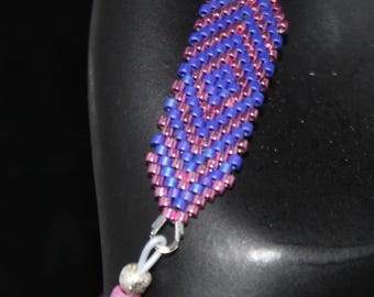 Pulsera elástica con cuentas rosas con un chevron tejido en rosa y azul