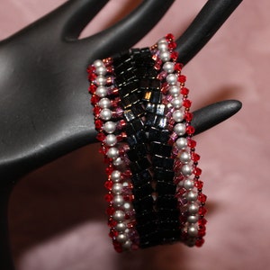 Bracelet, Black and Red Beaded Band, 7&quot;, B 450