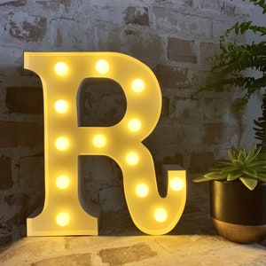 LETRA R - Marquesina metálica estilo carnaval, letra iluminada por LED - Funciona con pilas / Varios colores - Luz nocturna perfecta / Idea de regalo