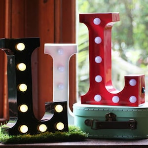 LETRA L - Marquesina luminosa de metal estilo carnaval, letra con luz LED, funciona con pilas, varios colores, luz de noche perfecta o idea de regalo