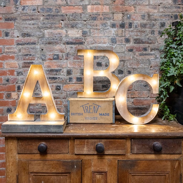 Lettere luminose a LED giganti in legno stile fienile rustico XL - A-Z, # e - Funzionano a batteria/Decorazione per la casa/Regalo/Decorazioni per matrimoni/Strumenti fotografici