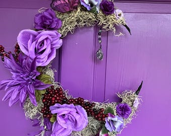 Corona de luna de cristal de amatista – Adorno de pared estilo bohemio y místico, con detalle de mariposa celestial.