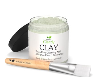 Może przedstawiać: Szklany słoik z czarną pokrywką wypełniony zieloną glinką. Słoik ma białą etykietę z tekstem "Isabella's Clearly CLAY Deep Pore Cleansing Mask 100% Pure French Green Clay Clarify & Soften Face, Hair & Body 9 oz / 230 g". Obok słoika znajduje się drewniany pędzelek z białymi włosiem.