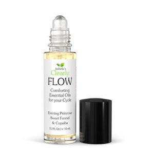 Könnte beinhalten: Eine transparente Glas-Rollflasche mit schwarzem Verschluss. Die Flasche enthält eine gelbe Flüssigkeit und hat ein weißes Etikett mit dem Text "Isabella's Clearly FLOW Comforting Essential Oils for your Cycle Evening Primrose Sweet Fennel & Copaiba 0.3 FLOz/e 10 mL".