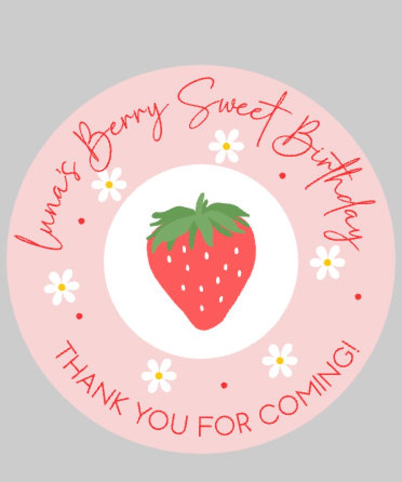 K&ouml;nnte beinhalten: Ein runder Aufkleber mit hellrosa Hintergrund und einer roten Erdbeerillustration in der Mitte. Der Text "Luna's Berry Sweet Birthday" und "Thank you for coming!" sind in roter Schrift um die Erdbeere geschrieben, mit kleinen wei&szlig;en G&auml;nsebl&uuml;mchen-Illustrationen.