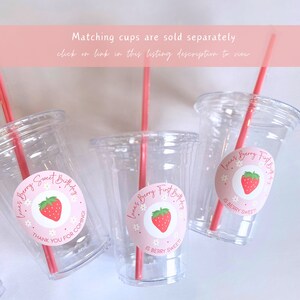 K&ouml;nnte beinhalten: Klare Plastikbecher mit rosa Strohhalmen und runden Aufklebern. Die Aufkleber zeigen eine Erdbeer-Illustration, den Text "Luna's Berry First Birthday" und "Is Berry Sweet!" in einem rosa-wei&szlig;en Design. Der Text "Thank you for coming!" ist ebenfalls sichtbar.