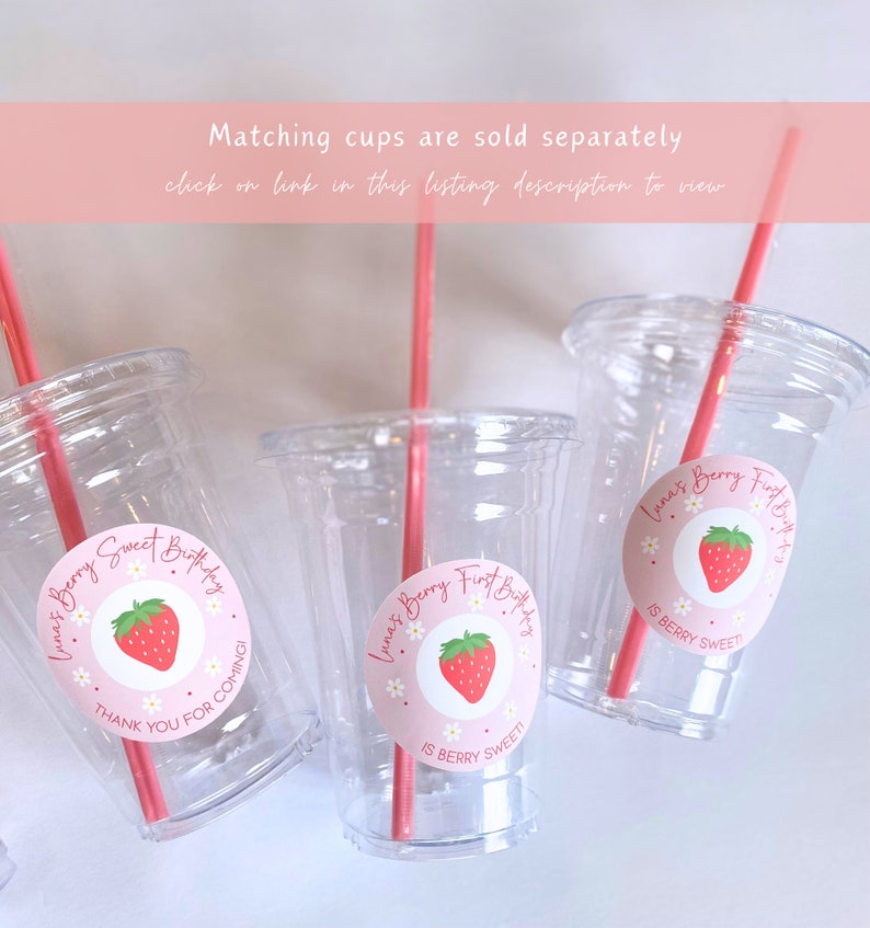 K&ouml;nnte beinhalten: Klare Plastikbecher mit rosa Strohhalmen und runden Aufklebern. Die Aufkleber zeigen eine Erdbeer-Illustration, den Text "Luna's Berry First Birthday" und "Is Berry Sweet!" in einem rosa-wei&szlig;en Design. Der Text "Thank you for coming!" ist ebenfalls sichtbar.