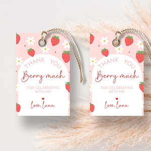 Könnte beinhalten: Zwei rosa Dankeschön-Etiketten mit einem Erdbeer- und Blumenmuster. Der Text auf den Etiketten lautet "Vielen Dank für die Feier mit mir. Liebe, Luna."