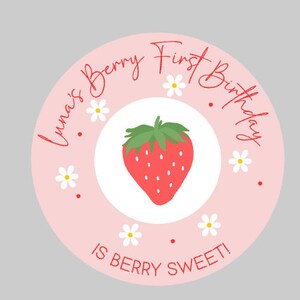 K&ouml;nnte beinhalten: Ein runder Aufkleber mit hellrosa Hintergrund und einem wei&szlig;en Innenkreis. Der Aufkleber zeigt eine rote Erdbeer-Illustration und den Text "Luna's Berry First Birthday" und "Is Berry Sweet!" in roter Schrift. Kleine wei&szlig;e G&auml;nsebl&uuml;mchen sind verstreut.
