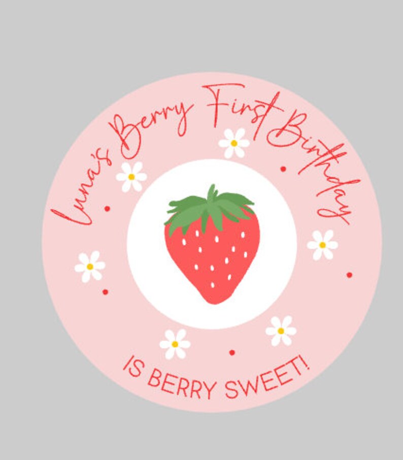 K&ouml;nnte beinhalten: Ein runder Aufkleber mit hellrosa Hintergrund und einem wei&szlig;en Innenkreis. Der Aufkleber zeigt eine rote Erdbeer-Illustration und den Text "Luna's Berry First Birthday" und "Is Berry Sweet!" in roter Schrift. Kleine wei&szlig;e G&auml;nsebl&uuml;mchen sind verstreut.