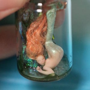 Sirena pelirroja turquesa en botella, 8 ml, miniatura de cristal, colgante, amuleto, muñeca de arte fantástico, escultura hecha a mano