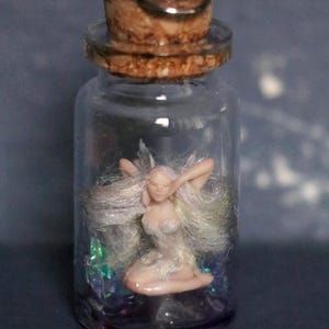 Hada Aurora Holográfica OOAK en Botella, 8 ml, Miniatura de Vidrio, Colgante, Amuleto, Muñeca de Arte Fantástico, Escultura Hecha a Mano