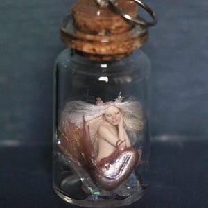 Sirena holográfica desenterrada de Aurora OOAK en botella, miniatura de vidrio de 8 ml, colgante de rarezas, amuleto, muñeca de arte de fantasía, escultura hecha a mano