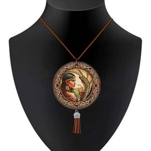 Ayahuaska Sueño Serpiente Chica Redondo Madera Colgante 2.5 Ante Collar Arte Ilustración Único Chunky Celta Verde Amarillo Boho estilo espiritual BBD