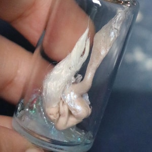 Botella de sirena de hielo blanco OOAK de 10 ml, miniatura de vidrio, colgante, amuleto, muñeca de arte de fantasía, escultura hecha a mano