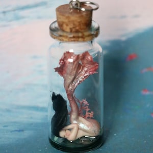 Botella de sirena beta holográfica zen asiática OOAK de 10 ml, miniatura de vidrio, colgante, amuleto, muñeca de arte fantástico, escultura hecha a mano