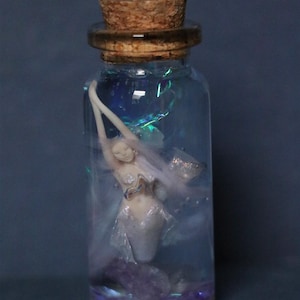 Colgante de botella de sirena con efecto Aurora Borealis Splash de 10 ml, miniatura de cristal, con abalorio, escultura hecha a mano.