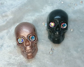 Broches de caveira gótica de resina com cristais, broche de caveira de cristal para bolsa, broche de Halloween, quadro de avisos, distintivo de caveira, acessórios góticos