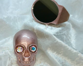 Gothic Resin Skull Spiegel mit Kristallen, Ovaler Kosmetikspiegel, Kristallhandspiegel, Schminkspiegel, Resin Geschenke, Rose Gold Resin Art