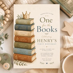 Puede incluir: Una tarjeta de invitación de cumpleaños con una pila de siete libros ilustrados coronados por una corona dorada. El texto dice: Please join us for One for the Books celebrating Henry's first birthday, Saturday, October 10th at two o'clock.