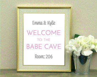 Willkommen in der Babe Höhle, Custom, personalisiert, Babe Höhle Zeichen, Wohnheim Dekor, College-Wohnung Dekor, Mitbewohner, Geschenk, College Wohnheim, Dekor