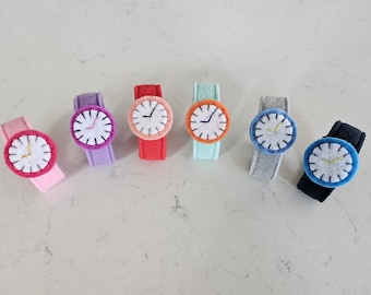 Reloj de fieltro hecho a mano para bebés y niños pequeños.