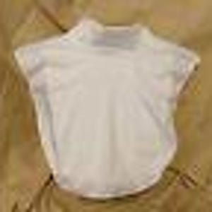 Op de afbeelding: Een witte top met korte mouwen en een hoge hals. De top is gemaakt van een zachte, lichte stof. De top heeft een hoge halslijn en een licht afgeronde zoom. De top wordt gepresenteerd op een neutrale achtergrond.