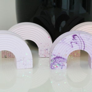 Portamenù grande arcobaleno Jesmonite, porta nome, porta biglietti da visita, porta matrimonio, bomboniere per battesimo, porta carte regalo