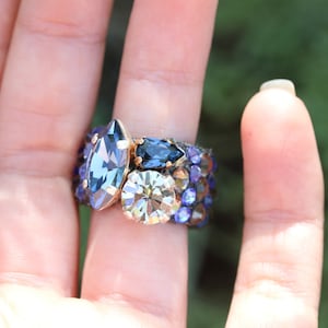 Swarovski kristal statement stretch gebreide bandring in denimblauwe tinten. Kostuumring, cocktailring, herfstvakantiering.