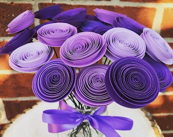 Buquê de flores de papel roxas: decoração de mesa de casamento com efeito ombré
