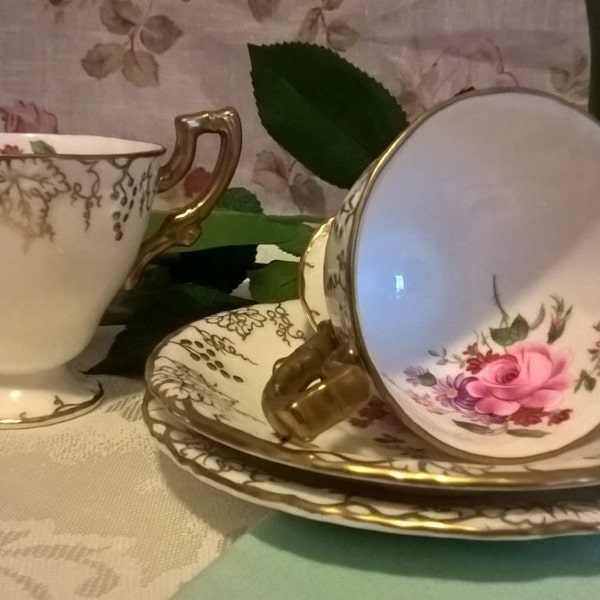 Zierliche Royal Crown Derby Teetasse und Untertasse (Satz von zwei) - Tee für liegende englische Bone China - Vine (Floral) - Vintage Teetassen, ca. 1930