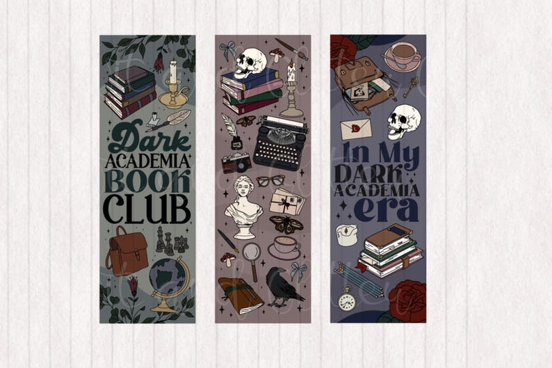 Puede incluir: Tres marcadores ilustrados con un tema de academia oscura. El primer marcador presenta un logotipo de club de lectura con el texto "Dark Academia Book Club". El segundo marcador presenta una calavera, libros, una m&aacute;quina de escribir y una mariposa. El tercer marcador presenta una calavera, libros y el texto "In My Dark Academia Era".