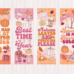 Op de afbeelding: Vier roze en oranje bladwijzers met herfstthema illustraties en tekst. De bladwijzers bevatten pompoenen, bladeren, koffiebekers en truien. De tekst op de bladwijzers luidt: "You had me at pumpkin spice", "It's the best time of the year", "Autumn leaves and pumpkins please", en "Autumn is my favorite color".