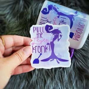 Puede incluir: Una pegatina con un fondo de acuarela que presenta una silueta morada de una mujer con el texto "Pull the Lever Kronk!" en letras moradas y rosas.