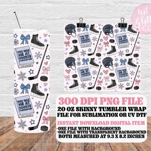 Puede incluir: Un vaso delgado de 20 oz de color rosa claro con un diseño temático de hockey. El diseño incluye patines de hockey, cascos, palos de hockey, libros, lazos y corazones. El texto "YOU HAD ME AT HOCKEY ROMANCE" es visible en el libro.