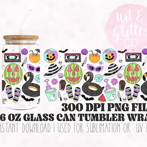 Puede incluir: Una descarga digital de un diseño de envoltura para vaso de lata de vidrio de 16 onzas. El diseño presenta un patrón colorido de estilo de dibujos animados con una variedad de elementos temáticos de verano y Halloween, incluyendo rebanadas de sandía, murciélagos, gafas de sol y palmeras. El texto "300 DPI PNG FILE" y "16 OZ GLASS CAN TUMBLER WRAP" está incluido en el diseño. El texto "INSTANT DOWNLOAD I USED FOR SUBLIMATION OR UV DTF" también está incluido en el diseño.