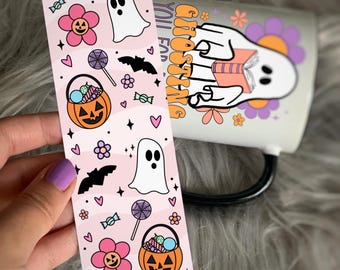 Marcapáginas de collage de Halloween con temática gótica pastel, fantasmas, calabazas, murciélagos y brujas