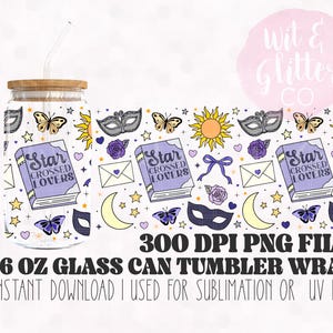 Peut inclure: Un emballage de gobelet en verre avec un design fantaisiste. Le motif répété comprend des livres avec le texte "Star Crossed Lovers", des papillons, des croissants de lune et des masques. Le gobelet est de 473 ml.