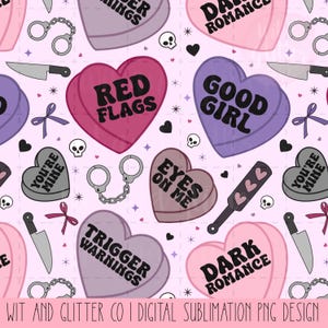 Puede incluir: Diseño de sublimación digital con un patrón repetitivo de caramelos en forma de corazón con frases como "Red Flags" y "Dark Romance". El diseño también incluye esposas, cuchillos, calaveras y lazos sobre un fondo rosa claro.