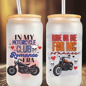 Op de afbeelding: Twee matte glazen bekers met bamboe deksels en metalen rietjes. Eén beker leest "IN MY MOTORCYCLE CLUB ROMANCE ERA" met een motorfietsafbeelding. De andere leest "RIDE OR DIE FOR MC romance" met een motorfietsafbeelding.