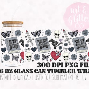 Op de afbeelding: Een 16 oz glazen bekerwikkel met een herhalend patroon van vlinders, rozen, schedels, dolken en een boek met de tekst "You had me at morally grey". Het ontwerp bevat een glazen rietje en een houten deksel.