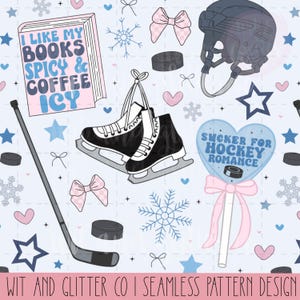 Peut inclure: Motif sans couture avec des patins à glace, des palets de hockey, une crosse de hockey et un casque de hockey. Le motif comprend un livre avec le texte "I like my books spicy & coffee icy" et une sucette en forme de cœur avec "Sucker for hockey romance".