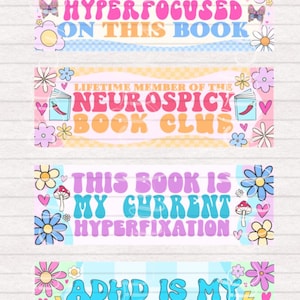 Op de afbeelding: Vier kleurrijke boekenlegger met leuke spreuken. De eerste boekenlegger is blauw en zegt "Te druk om hypergeconcentreerd te zijn op dit boek". De tweede boekenlegger is roze en zegt "Lid voor het leven van de Neurospicy Book Club". De derde boekenlegger is paars en zegt "Dit boek is mijn huidige hyperfixatie". De vierde boekenlegger is groen en zegt "ADHD is mijn superkracht".