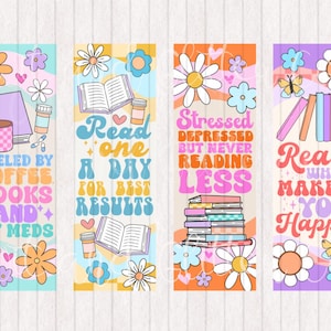 Pode incluir: Quatro marcadores de página coloridos com diferentes citações sobre leitura. Os marcadores de página apresentam um estilo retro dos anos 70 com flores, livros e xícaras de café. As citações são "Impulsionado por café, livros e meus medicamentos", "Leia um por dia para obter os melhores resultados", "Estressado, deprimido, mas nunca leia menos", e "Leia o que te faz feliz".