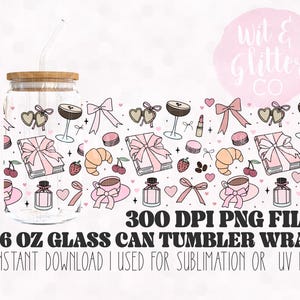 Pode incluir: Um download digital para um envoltório de copo de lata de vidro de 473 ml. O design apresenta um padrão rosa e branco com corações, livros, xícaras de café e croissants. O texto "wit & glitter co" está no canto superior direito. O texto "300 DPI PNG FILE" e "16 OZ GLASS CAN TUMBLER WRAP" está em texto preto. O texto "INSTANT DOWNLOAD I USED FOR SUBLIMATION OR UV DTF" está em texto preto.