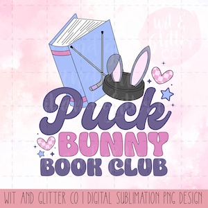 Op de afbeelding: Een digitaal ontwerp met een lichtblauw boek, hockeysticks en een hockeypuck met konijnenoren. De tekst luidt "Puck Bunny Book Club" in paars en roze, met harten en sterren.