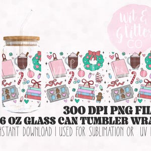 Op de afbeelding: Een digitale download voor een 473 ml glazen blik tumbler wrap met een kerstthema met illustraties van boeken, warme chocolademelk, snoepstokken en ornamenten. Het ontwerp is in een roze, groene en blauwe kleurstelling. 300 DPI PNG FILE. 16 OZ GLASS CAN TUMBLER WRAP. INSTANT DOWNLOAD I USED FOR SUBLIMATION OR UV DTF