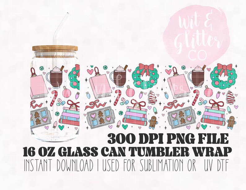 Op de afbeelding: Een digitale download voor een 473 ml glazen blik tumbler wrap met een kerstthema met illustraties van boeken, warme chocolademelk, snoepstokken en ornamenten. Het ontwerp is in een roze, groene en blauwe kleurstelling. 300 DPI PNG FILE. 16 OZ GLASS CAN TUMBLER WRAP. INSTANT DOWNLOAD I USED FOR SUBLIMATION OR UV DTF
