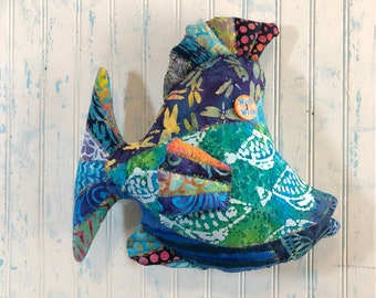 Patchwork Pillow en forme de poisson #KF016 est 15" x 15"- KiSsY FiSh- Fabriqué à la main et ships Free aux Etats-Unis! Il ya beaucoup de poissons dans la mer!
